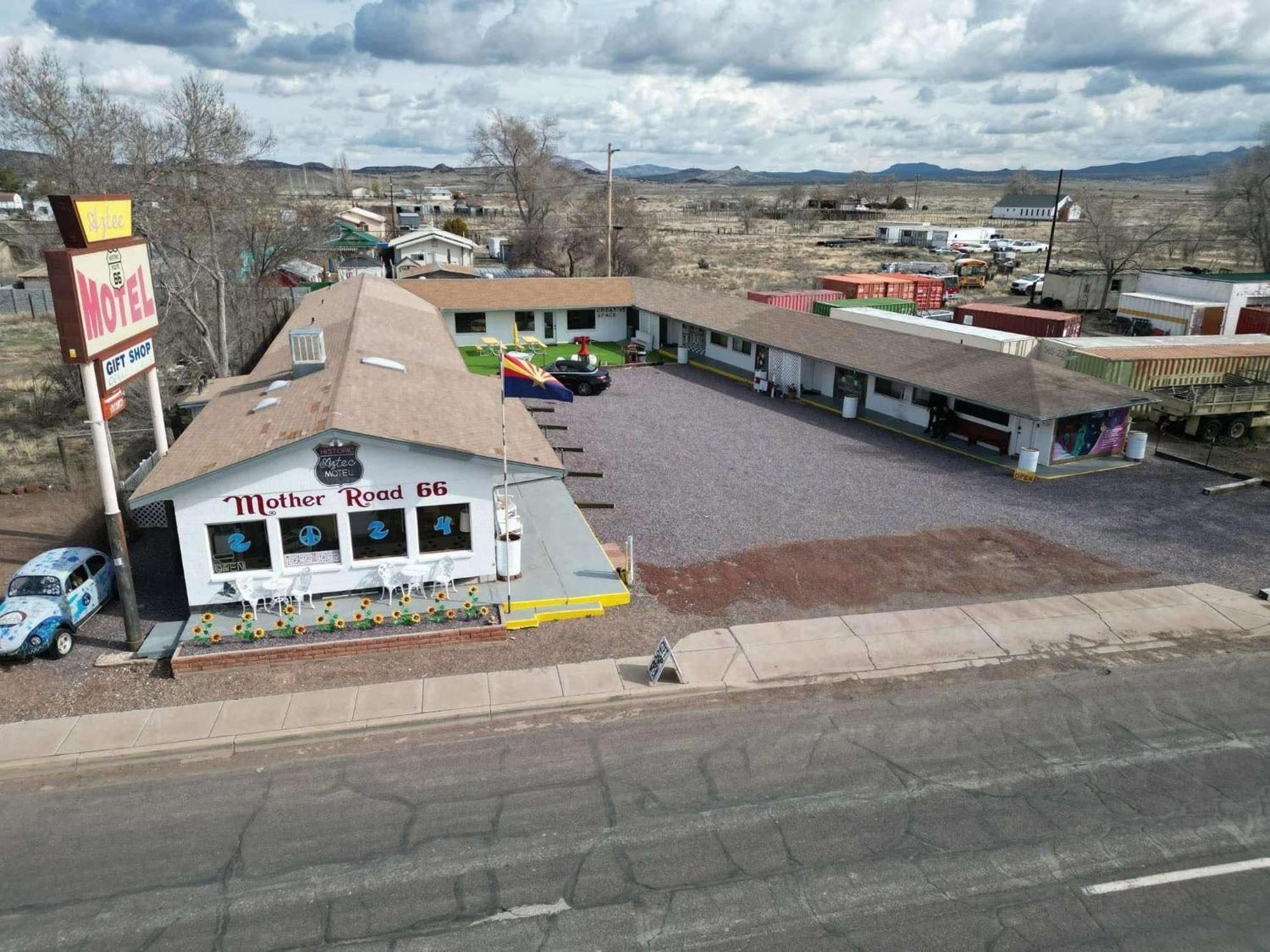 The Aztec Motel & Creative Space Seligman Buitenkant foto
