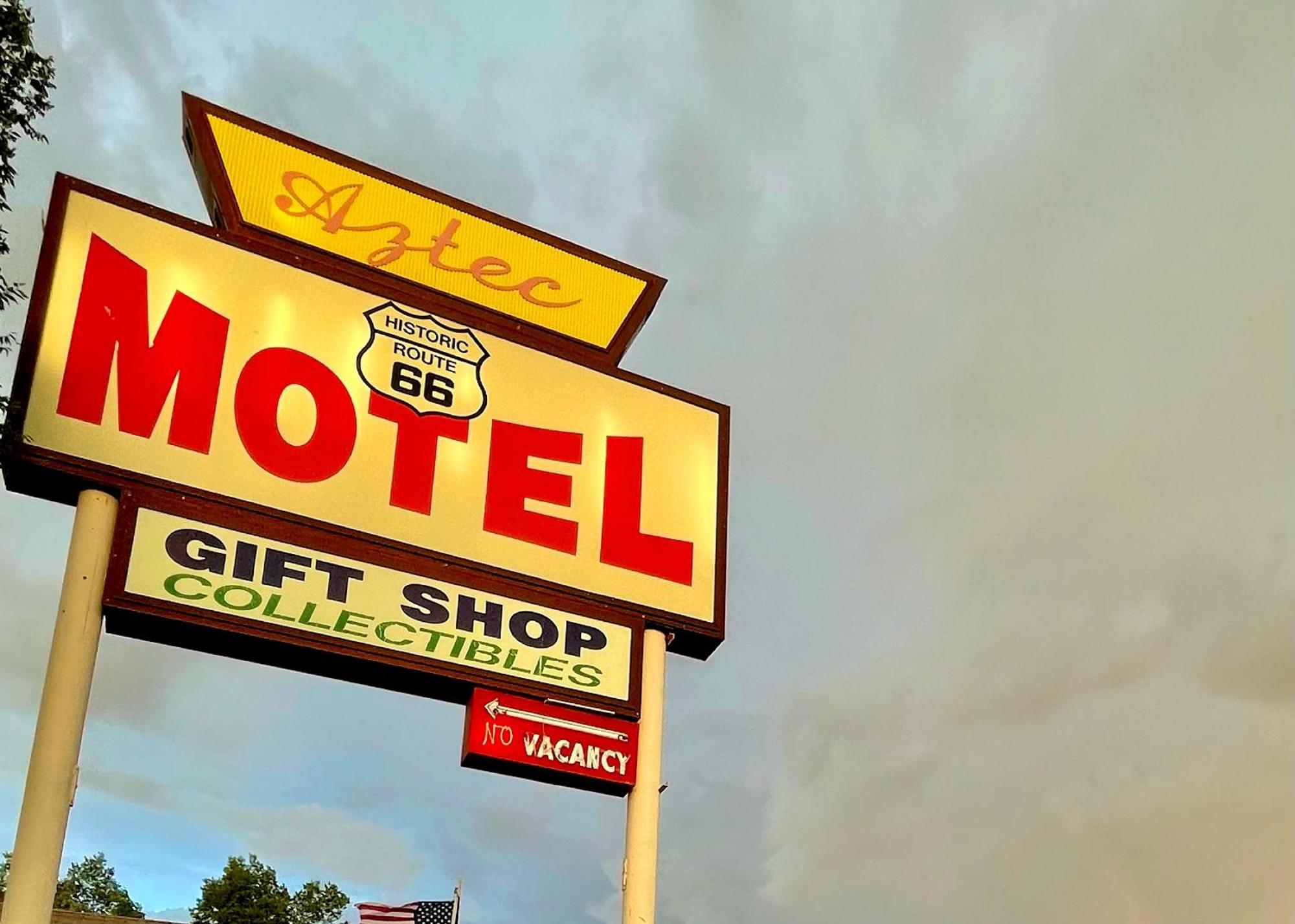 The Aztec Motel & Creative Space Seligman Buitenkant foto